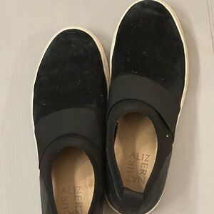 Naturalizer slip on sneaker in black. 6.5 M